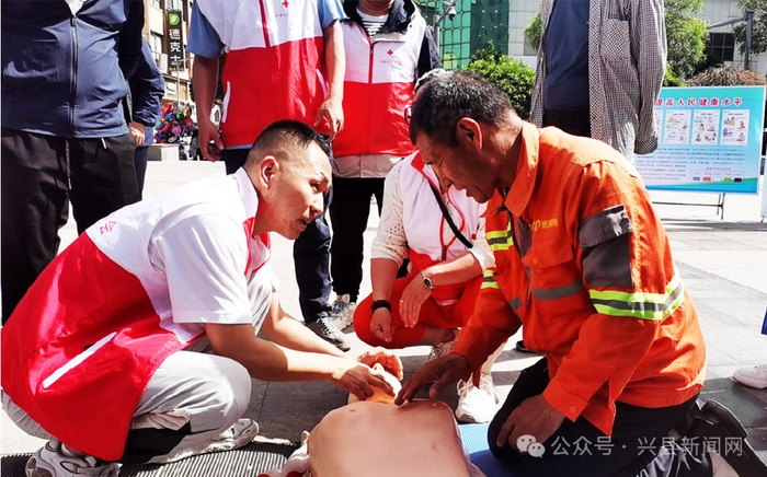 兴县多部门联合开展"健康相伴"科普活动