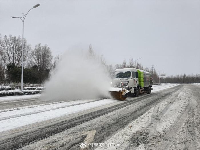 12月11日,濟源普通公路系統堅持雪情就是命令,保通就是責任,聯合當地