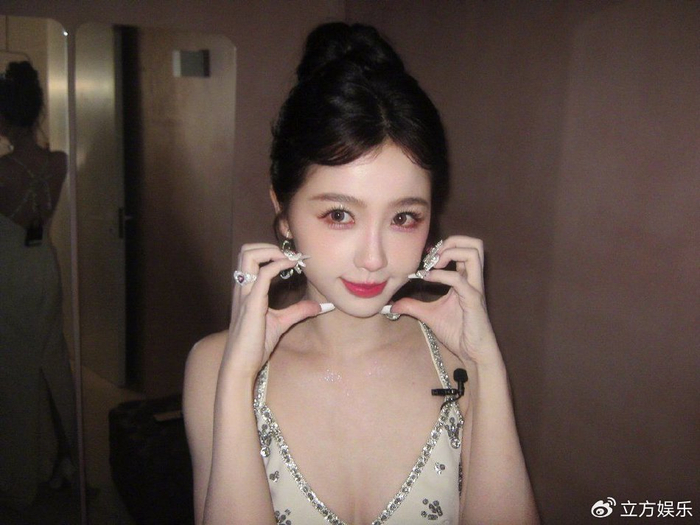 虞书欣穿深v钻石吊带裙脸颊比心俏皮可爱