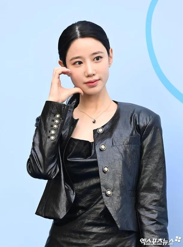 申知原正在与一位年长的企业家发展恋情.