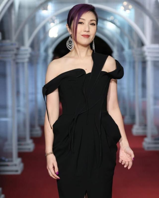 香港名媛慈善晚会重启,何超琼穿小黑裙携女伴出席成全场焦点