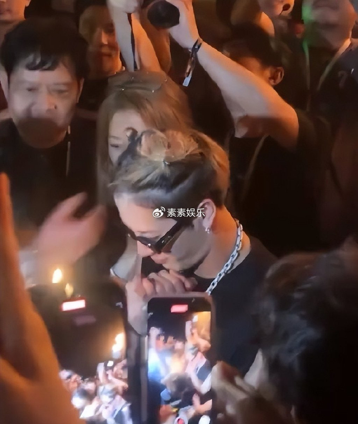 王嘉尔庆祝30岁:普吉岛举办生日派对,和父母好友跳舞放烟花
