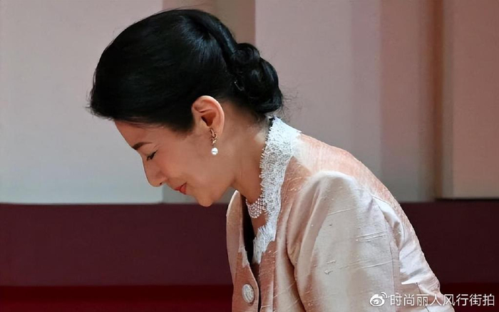 日本雅子皇后闪耀颁奖礼！这身蕾丝粉裙太惊艳了，终于不穿职业装