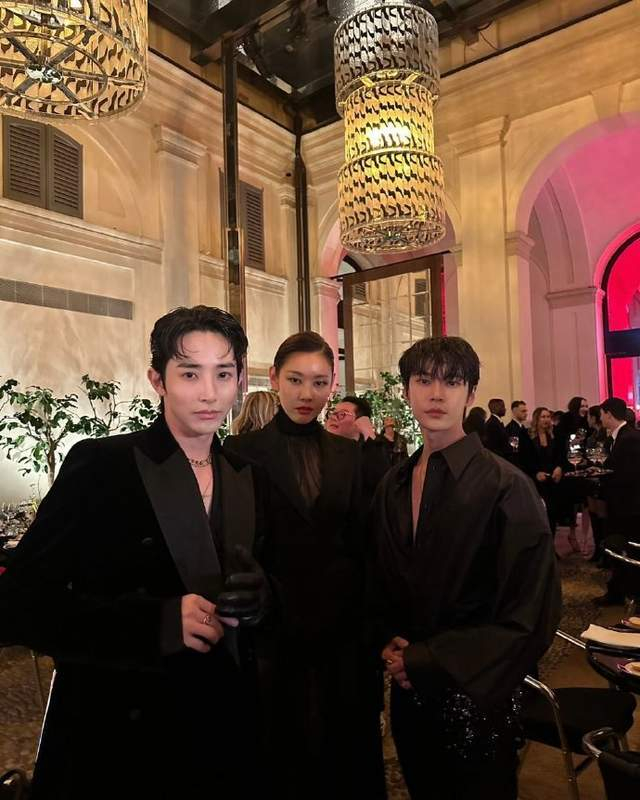 她是韩国知名模特,受邀参加时装周,享有贵宾待遇,可以坐在前排|韩惠珍