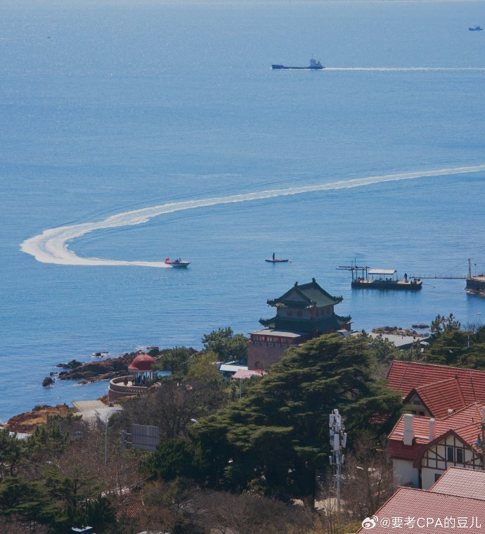 青岛小鱼山湛蓝天空下俯瞰整座城