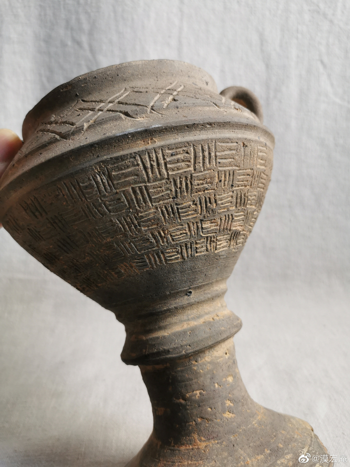 新石器时代有刻划符号的灰陶豆|陶器|造型|纹样|线条|澧县_新浪新闻