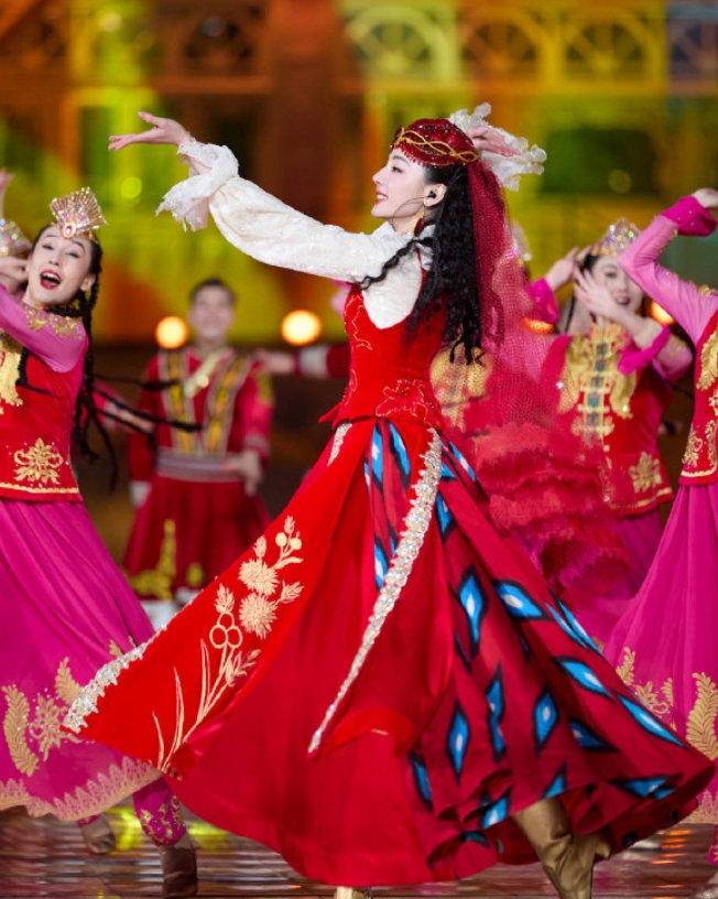 新疆舞蹈男女集体舞图片