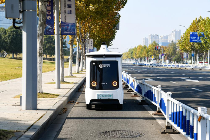 我市首批无人快递车上路服务|顺丰|配送|快递_新浪新闻