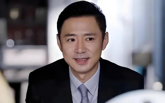 除此之外,他还饰演了《琅琊榜》中无能的太子萧景暄,《都挺好》中愚孝