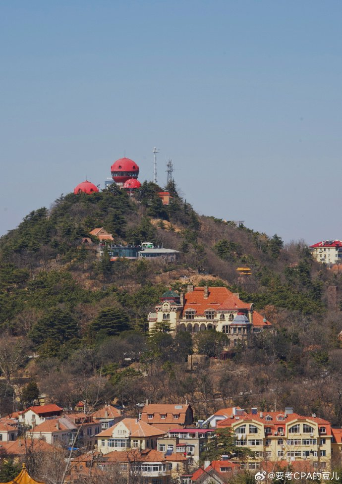 青岛小鱼山湛蓝天空下俯瞰整座城