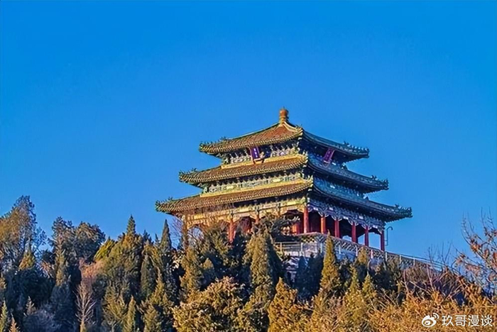 公园内有绮望楼,五方亭,寿皇殿,永思殿,牡丹园等景点,公园中心的景山