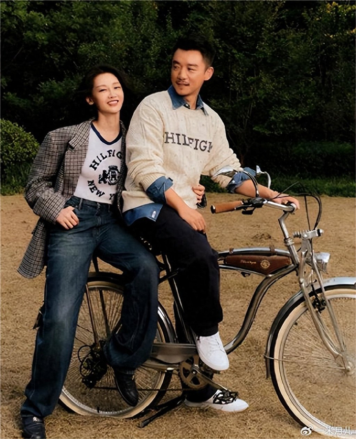 整个人看起来活泼开朗;不同于老婆,蓄起胡子的"小猎豹"郑恺变得成熟