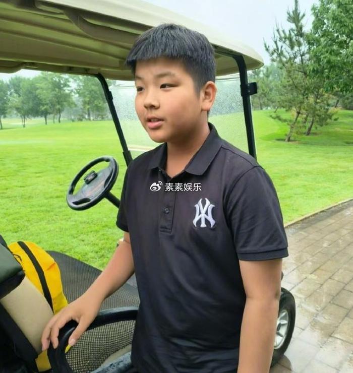 12岁的杨安迪如今已经成了一个帅小伙,身材魁梧又高大, 已经成了妈妈