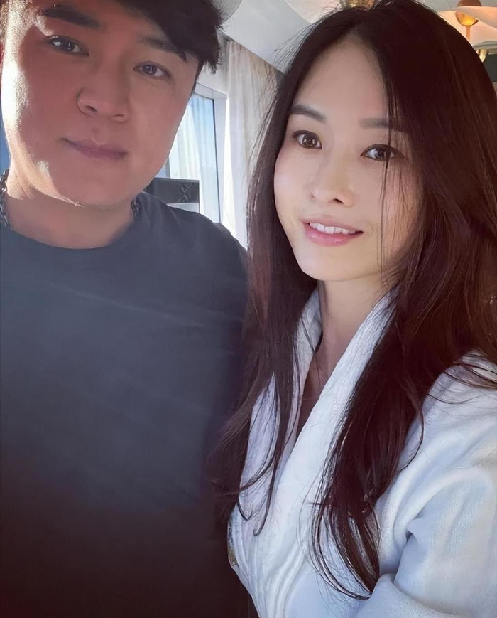即使已经结婚20年,这对新婚夫妇的甜蜜模样仍然让人们看到幸福的笑容.