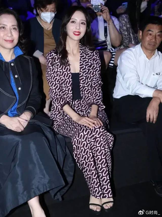 佟丽娅越老越美!"大女人风"穿搭耀眼全场,同框超模吕燕也不输