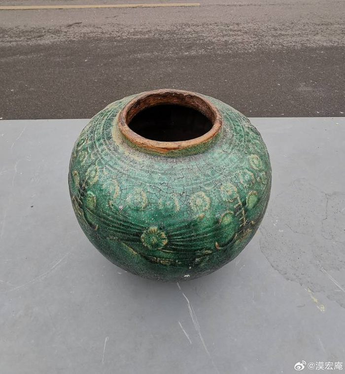 低温绿釉早是在汉代即已出现,是以铜为着色剂烧制而成的"铅绿釉",在