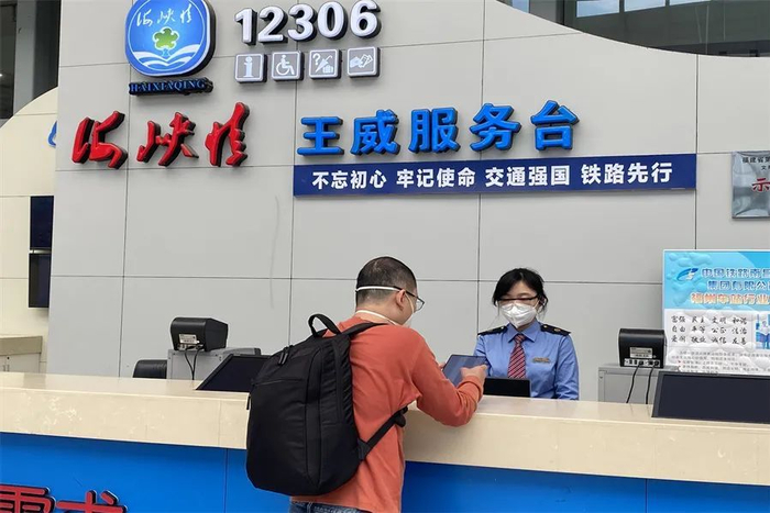 咱们车站服务台除了解答旅客问询,还有什么其他功能呢?|服务台|旅客|车站_新浪新闻