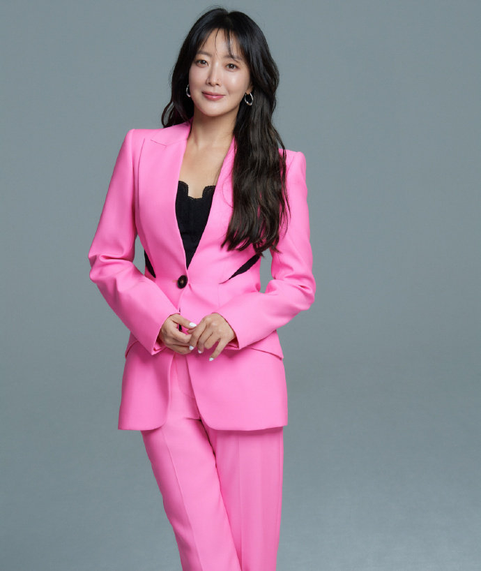 被称赞为"韩国第一美女",金喜善表示很尴尬,我必须优雅地老去