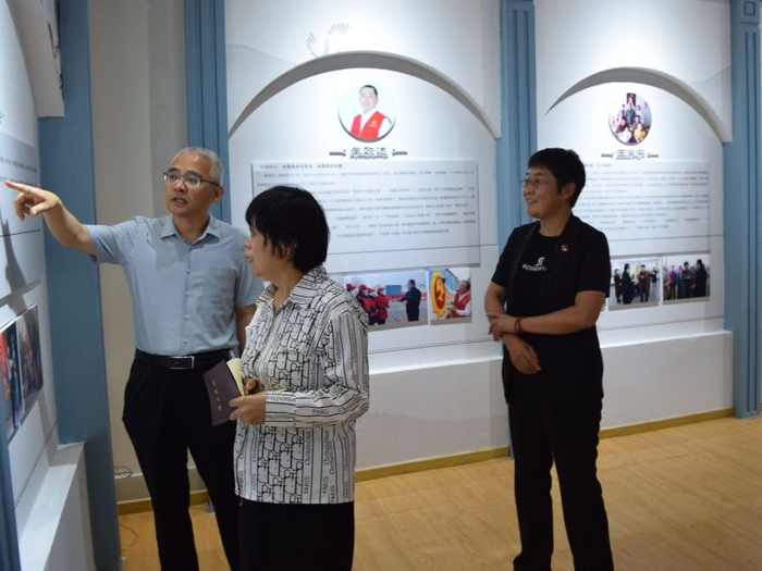 在高密名人家风馆,孙爱云一行共同参观了"先贤家风","红色家风"和"