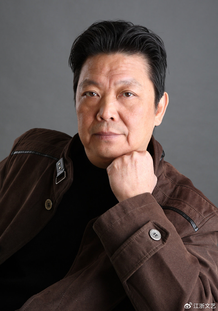 军,现为军旅诗书画艺术家,教授,国家一级美术师,南京艺海潮书画院院长