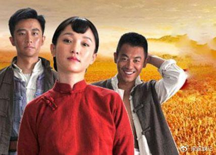 40岁时,周迅主演了《红高粱》,在剧中饰演女主九儿.