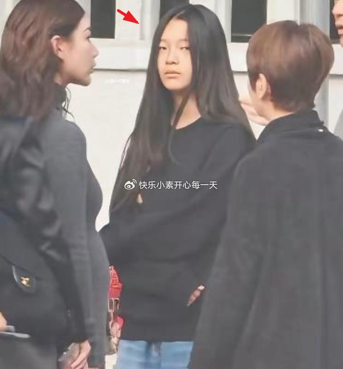 玥儿其实什么都懂，最新露面穿黑衣服，表情严肃显哀伤|大S|汪小菲|雕像|女儿|家人_手机新浪网
