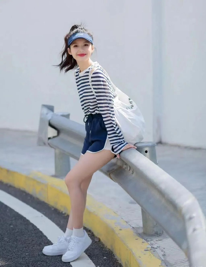 路边拍照有技巧,随性好看的拍照姿势,怎么拍都不会出错