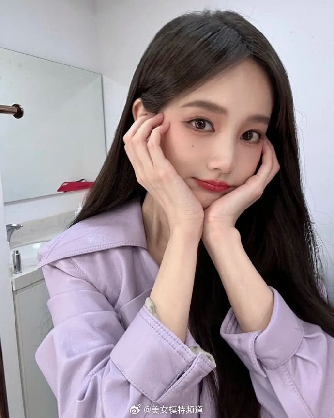 李一桐晒香芋色少女六连拍 托腮脸颊比心甜度超标