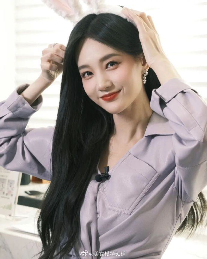 李一桐晒香芋色少女六连拍托腮脸颊比心甜度超标