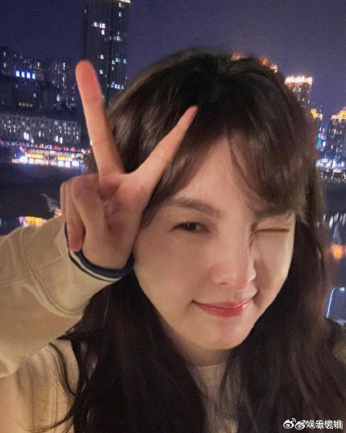 章若楠最新营业照掉落章若楠白开水伪素颜妆好米啊