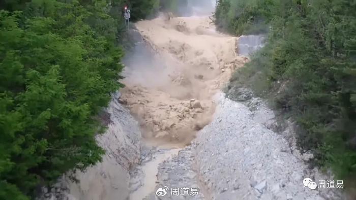 梦见河道涨水，一个人在堤岸边爬是何征兆？