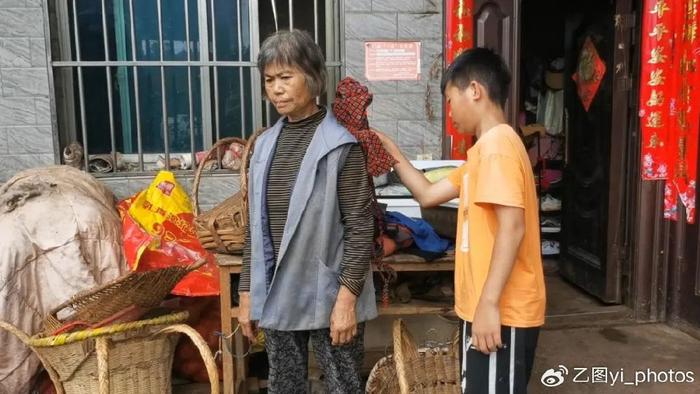 父母离婚后妈妈患尿毒症，靠透析维持生命，11岁男孩：我想快点长大