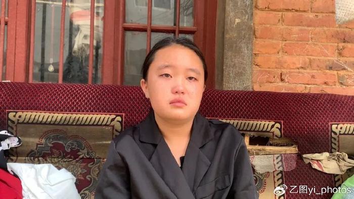 妈妈车祸离世，爸爸打工摔伤，13岁女孩哭求爸爸：我不读书了
