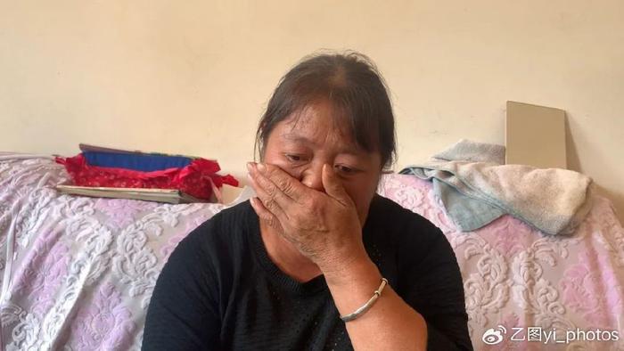 儿媳失踪儿子打工不归，老伴患病欠巨债，老人守着孙子欲哭无泪