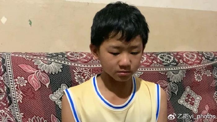 妈妈和外公先后病逝，留下巨额外债，外婆独自照顾三个娃力不从心