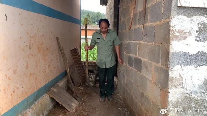 生三个娃后妻子跑了，单亲爸爸如今病倒：我不在了孩子咋办