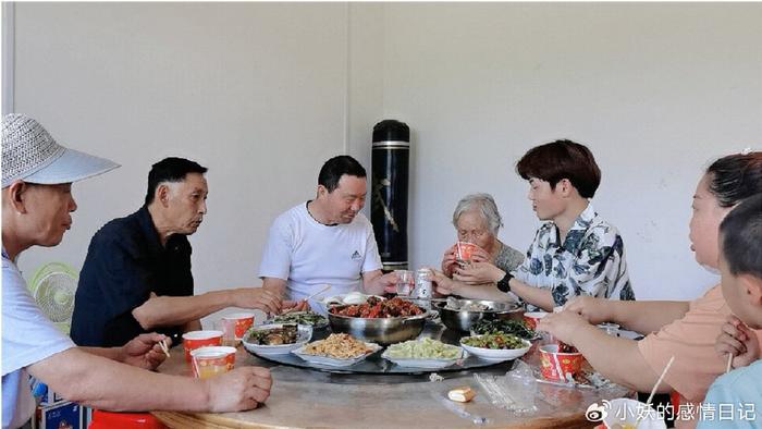 父母去世后一家人聚餐，大嫂却直接掀了桌子，大家感情反而更牢固