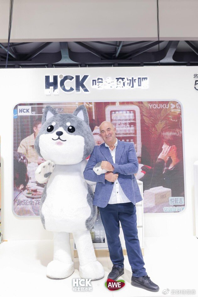 从他创业时期开始,他的哈士奇雪橇犬(husky cool king)就一直陪伴在他