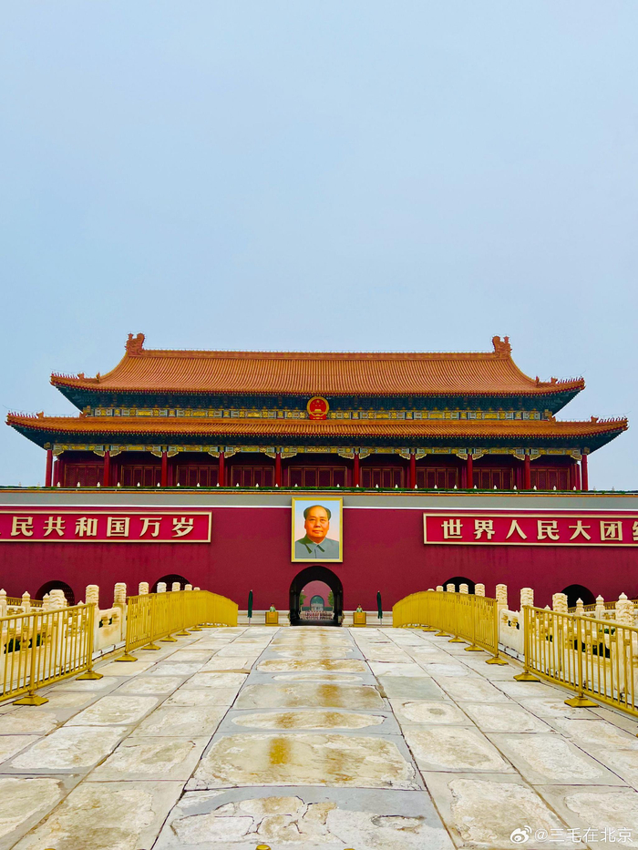 佳节前的北京天安门城楼及广场大花蓝