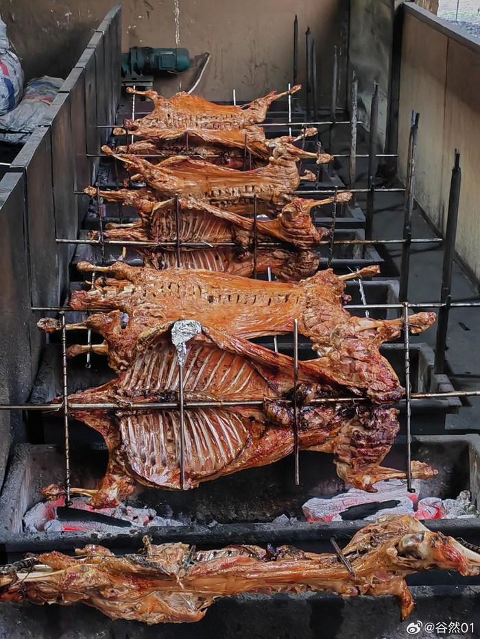 与亲朋好友们畅享美食来了一次主题烤全羊的聚餐
