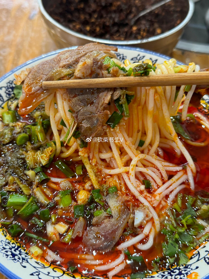 贵州赤水特色羊肉粉引游客留恋红油香气诱人