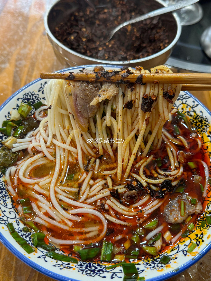 贵州赤水特色羊肉粉引游客留恋红油香气诱人