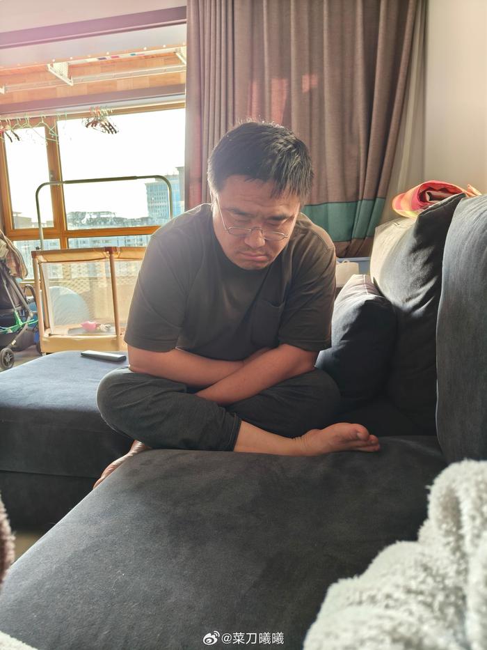 不是一夜没睡，是一晚上坐在客厅沙发上这样打盹儿