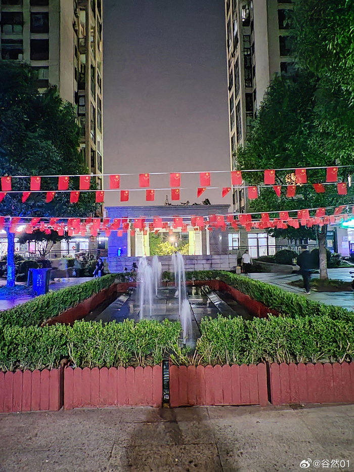 小区物业组织国庆彩带活动,居民影院欢度佳节