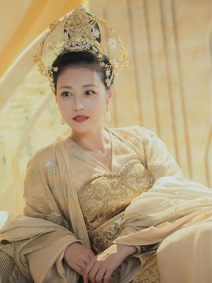 周海媚生于香港,她是满族人,祖上是清朝八大贵族之一的瓜尔佳氏,可谓