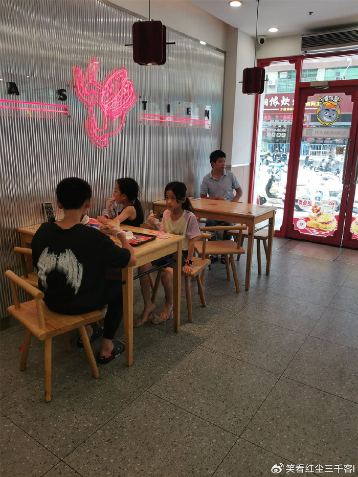 外卖小哥:现在的餐饮店,堂食的顾客远不及外卖订单多