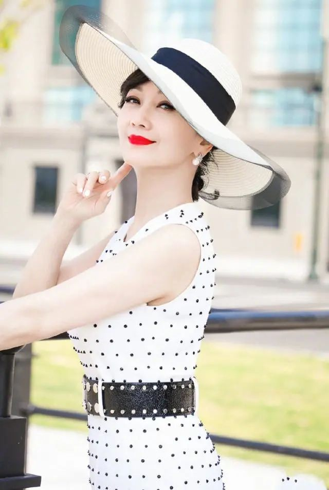 中年女士拍照如何摆姿势,这些姿势简单摆拍,就能拍出气质美