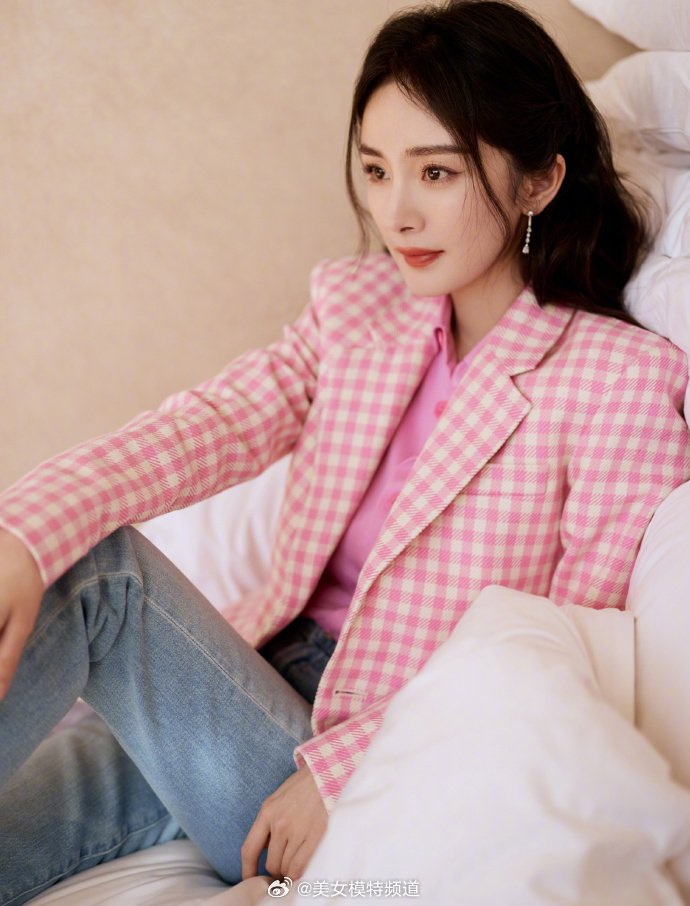 杨幂粉色格子西装造型 清纯靓丽大秀完美好身材