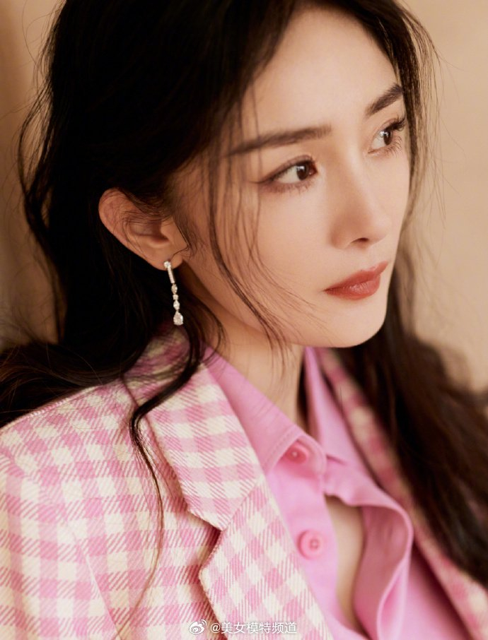 杨幂粉色格子西装造型 清纯靓丽大秀完美好身材