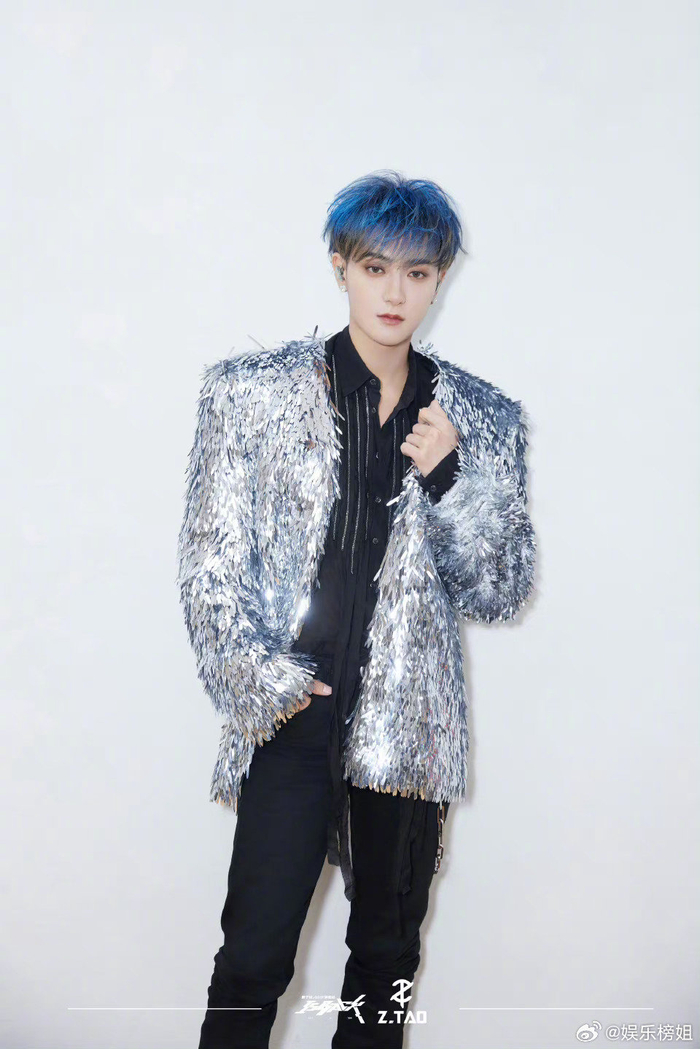 黄子韬演唱会蓝色挑染造型帅炸了现场好绝